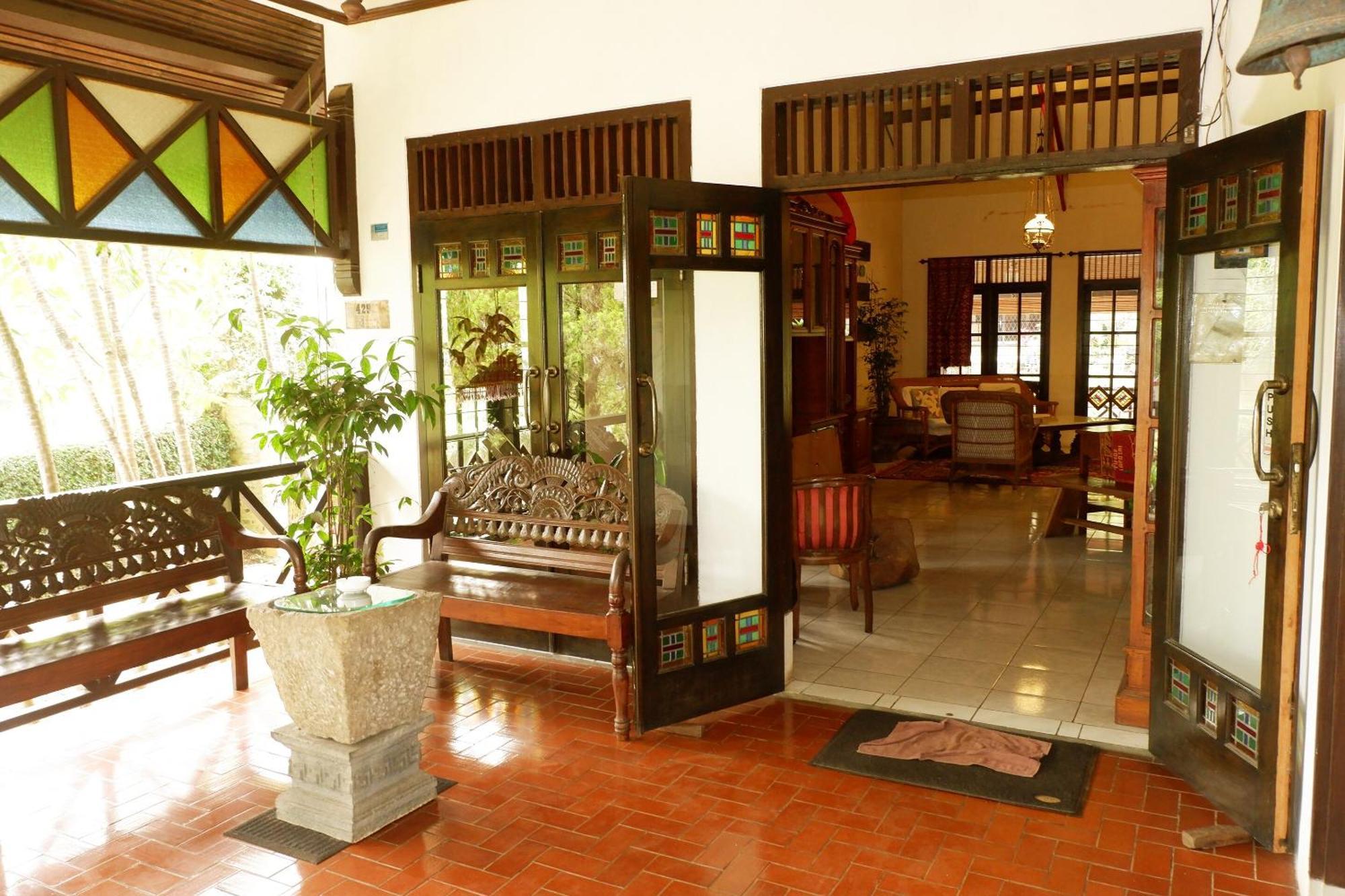 Cemara'S Homestay Бату Экстерьер фото
